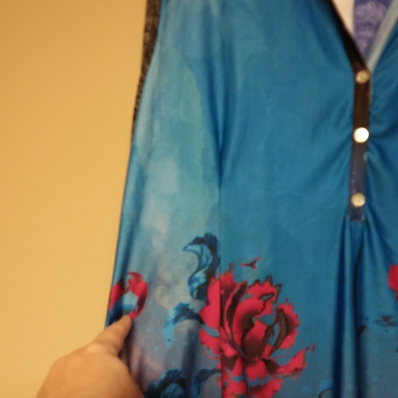 ⬇️Aster Henley style floral tunic - Picture 4 of 10